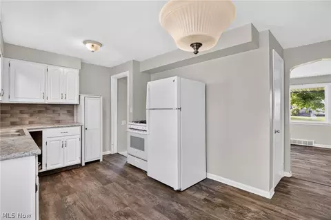 Kitchen - 519 Creed St, Struthers, OH 44471 photo 3 of 6