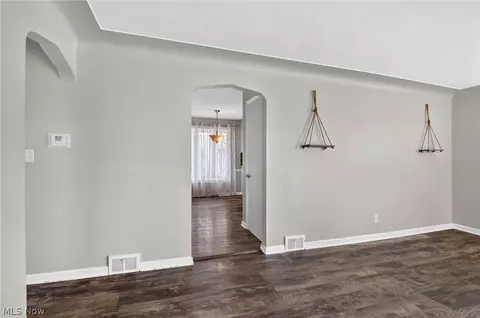 Entry Way - 519 Creed St, Struthers, OH 44471 photo 1 of 3