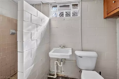 Bath - 519 Creed St, Struthers, OH 44471 photo 4 of 5