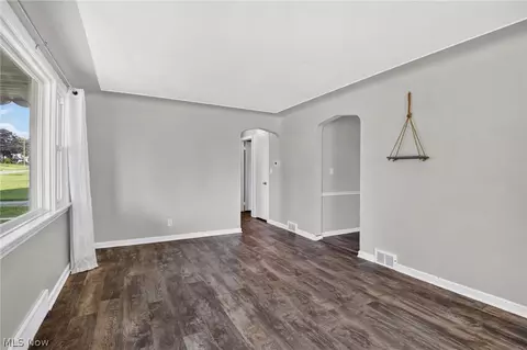 Living - 519 Creed St, Struthers, OH 44471 photo 6 of 6