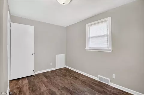 Bedroom - 519 Creed St, Struthers, OH 44471 photo 4 of 9