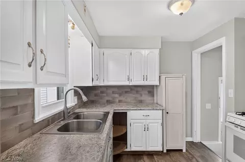 Kitchen - 519 Creed St, Struthers, OH 44471 photo 4 of 6