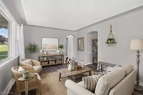 Living - 519 Creed St, Struthers, OH 44471 photo 5 of 6