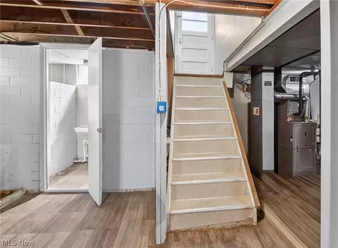 Entry Way - 519 Creed St, Struthers, OH 44471 photo 3 of 3