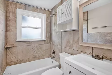 Bath - 519 Creed St, Struthers, OH 44471 photo 2 of 5