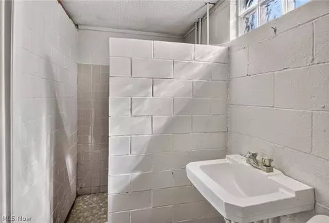 Bath - 519 Creed St, Struthers, OH 44471 photo 5 of 5