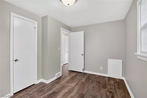Bedroom - 519 Creed St, Struthers, OH 44471 photo 2 of 9