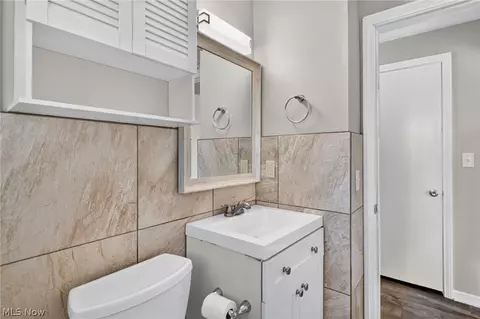 Bath - 519 Creed St, Struthers, OH 44471 photo 3 of 5