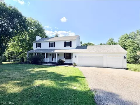 17610 Creekside Dr, Chagrin Falls, OH 44023