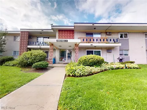 1390 Golden Gate Blvd #E204, Mayfield Heights, OH 44124