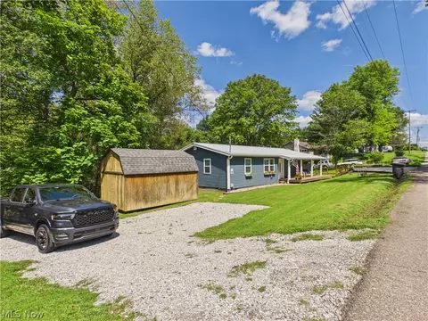 955 Gantsville Rd, Little Hocking, OH 45742