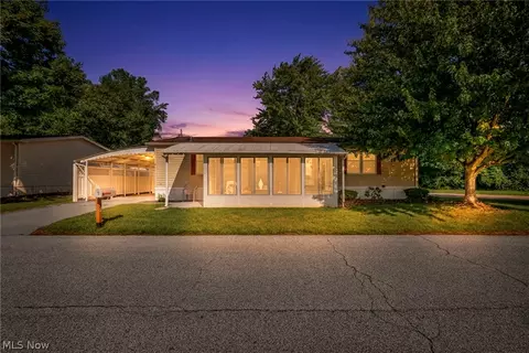 16 Cherry Ln, Olmsted Twp, OH 44138