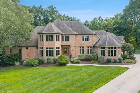 1088 River Woods Dr, Hinckley, OH 44233