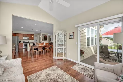 Entry Way - 8139 Castleton Dr, Mentor, OH 44060 photo 3 of 4