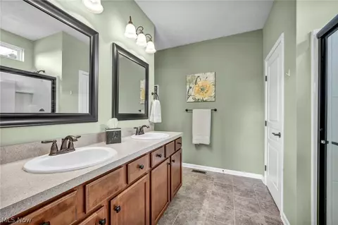 Bath - 8139 Castleton Dr, Mentor, OH 44060 photo 2 of 6