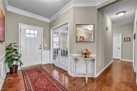 Entry Way - 8139 Castleton Dr, Mentor, OH 44060 photo 2 of 4