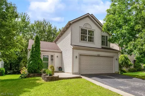 1097 Pebble Brook Dr, Columbus, OH 43240