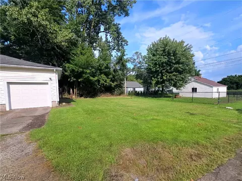 6118 Gladys Ave, Elyria, OH 44035 photo 4