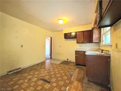6118 Gladys Ave, Elyria, OH 44035 photo 11