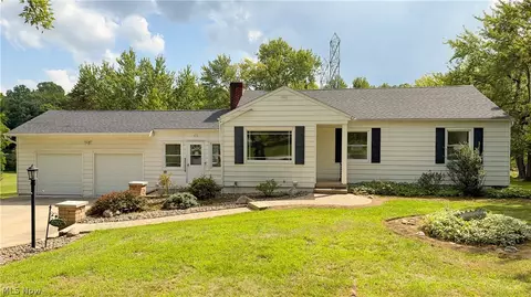 17300 Spanghurst Dr, Walton Hills, OH 44146
