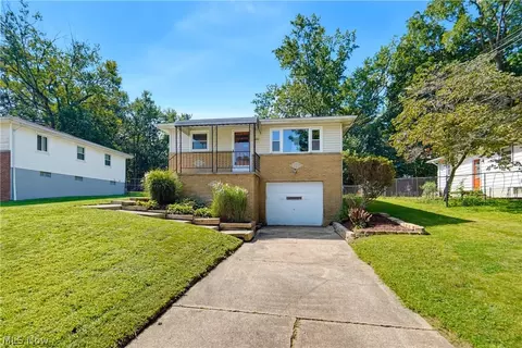 2852 Linwood Rd, Akron, OH 44312