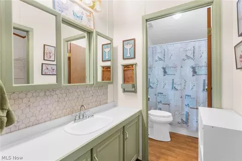 Bath - 8445 Salem Unity Rd, Salem, OH 44460 photo 1 of 3