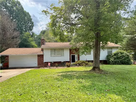 612 Valley Mills Rd, Parkersburg, WV 26104