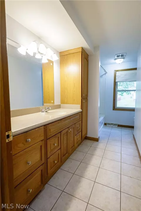 Bath - 1416 Dunkeith Dr NW, Canton, OH 44708 photo 3 of 7