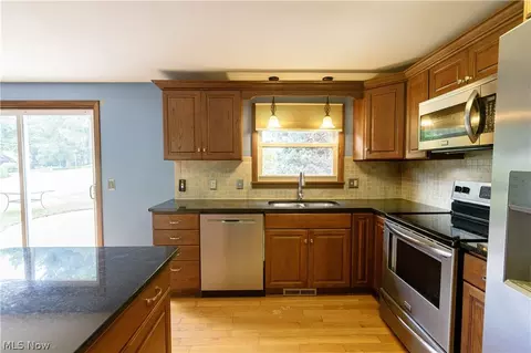 Kitchen - 1416 Dunkeith Dr NW, Canton, OH 44708 photo 4 of 4