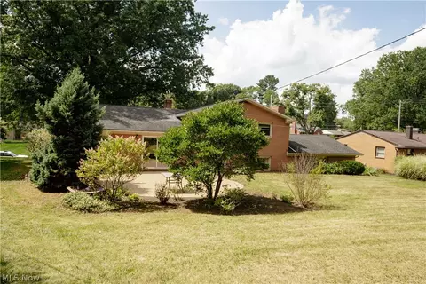 Exterior - 1416 Dunkeith Dr NW, Canton, OH 44708 photo 5 of 8