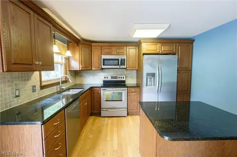 Kitchen - 1416 Dunkeith Dr NW, Canton, OH 44708 photo 3 of 4