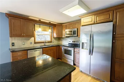 Kitchen - 1416 Dunkeith Dr NW, Canton, OH 44708 photo 2 of 4