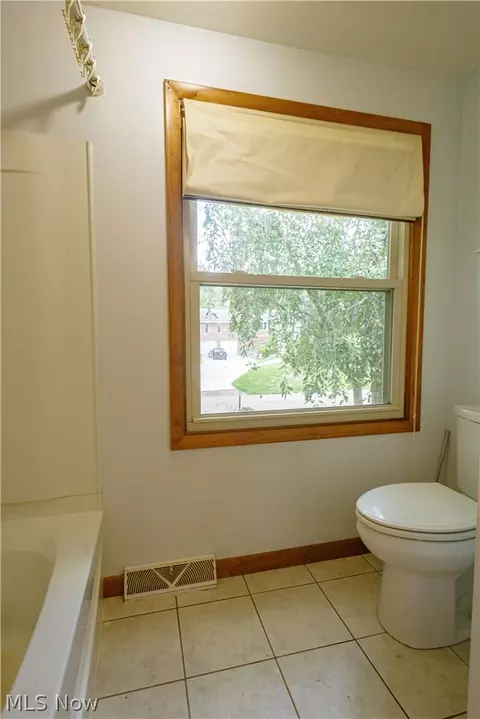 Bath - 1416 Dunkeith Dr NW, Canton, OH 44708 photo 2 of 7