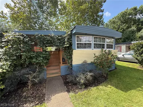 310 Gulf Stream Ln SE, New Philadelphia, OH 44663