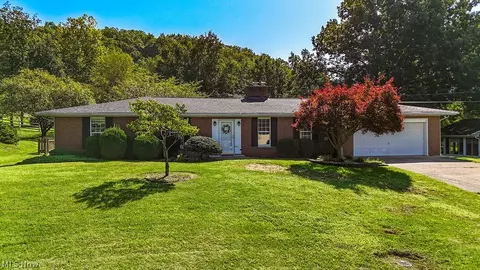942 Pine St, Belpre, OH 45714