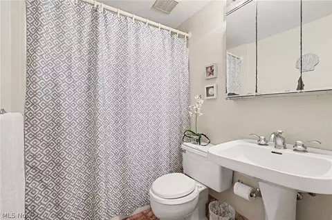 Bath - 7550 Beverly Dr, Independence, OH 44131 photo 2 of 4