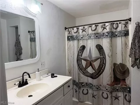 Bath - 6206 Downs Rd NW, Warren, OH 44481 photo 1 of 5