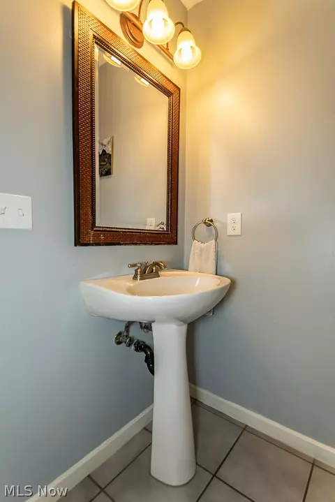 Bath - 795 Meadowlark Rd, Painesville, OH 44077 photo 2 of 9