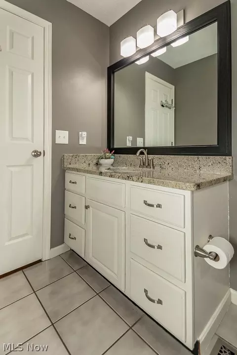 Bath - 795 Meadowlark Rd, Painesville, OH 44077 photo 4 of 9