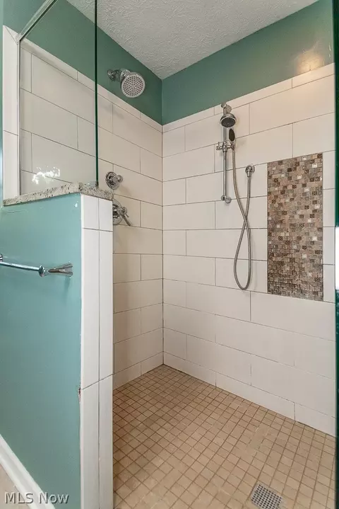Bath - 795 Meadowlark Rd, Painesville, OH 44077 photo 8 of 9