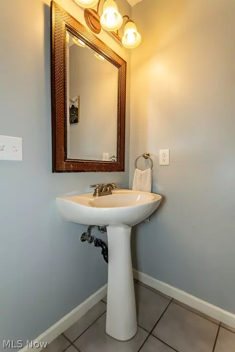 Bath - 795 Meadowlark Rd, Painesville, OH 44077 photo 2 of 9