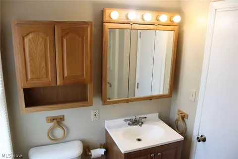 Bath - 1733 Robindale St, Wickliffe, OH 44092 photo 3 of 4