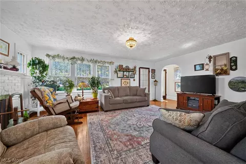 Living - 5637 Shepard Rd, Ashtabula, OH 44004 photo 2 of 3
