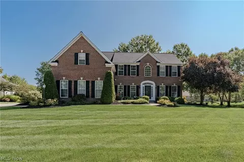 9185 Stonebriar Ln, North Ridgeville, OH 44039