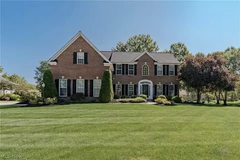 9185 Stonebriar Ln, North Ridgeville, OH 44039