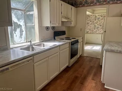 Kitchen - 4375 Devonshire Dr, Boardman, OH 44512 photo 1 of 1