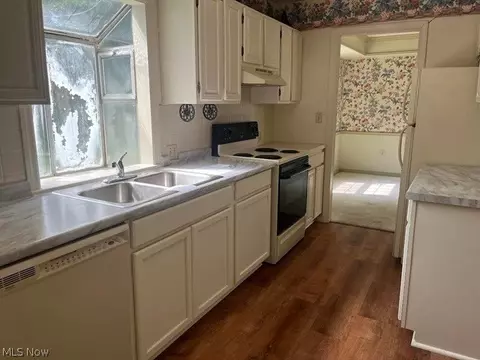 Kitchen - 4375 Devonshire Dr, Boardman, OH 44512 photo 1 of 1