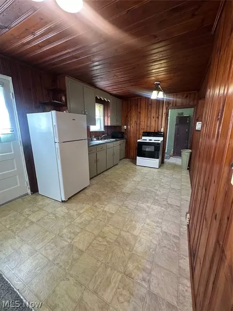 Kitchen - 550 Upton Ave, Akron, OH 44310 photo 2 of 2