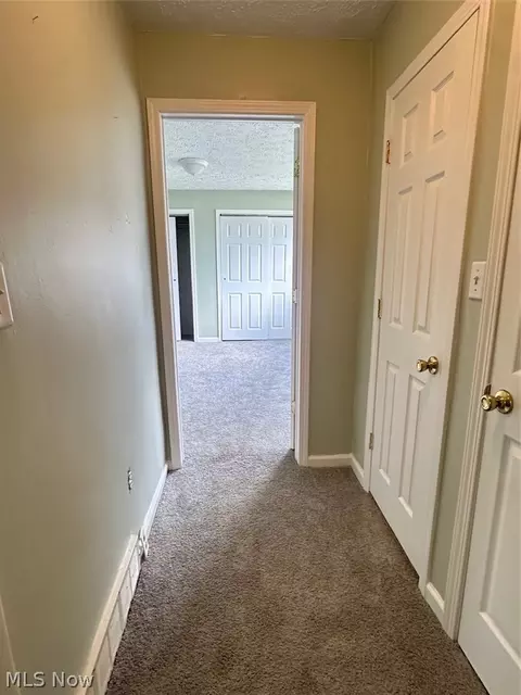 Entry Way - 550 Upton Ave, Akron, OH 44310 photo 2 of 2