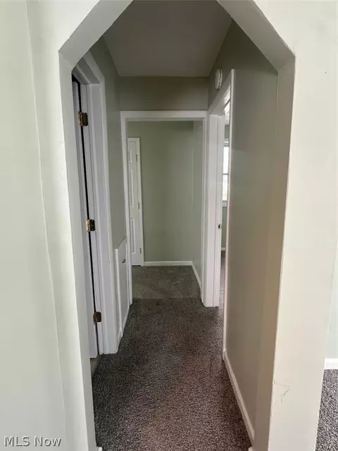 Entry Way - 550 Upton Ave, Akron, OH 44310 photo 1 of 2